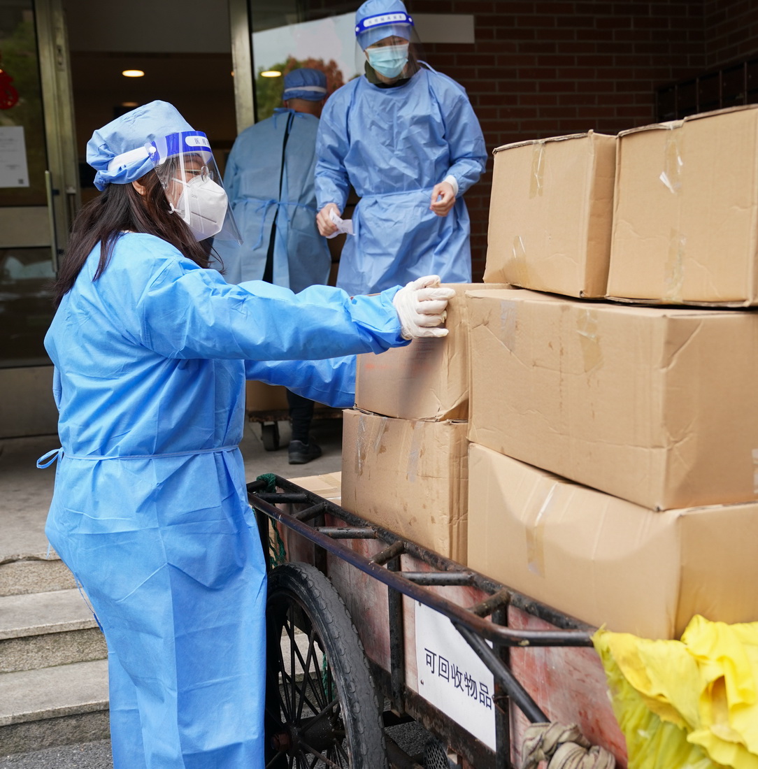 在上海市浦東新區北蔡鎮一處居民區，工作人員卸下物資，准備配送給小區居民（4月19日攝）。