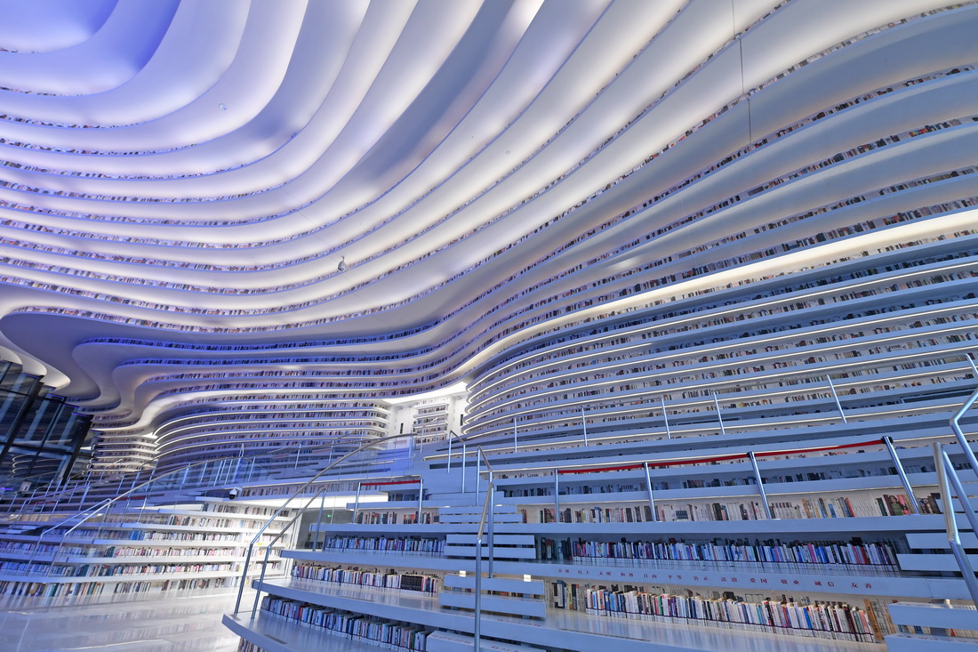 這是4月20日拍攝的天津濱海新區圖書館內景。