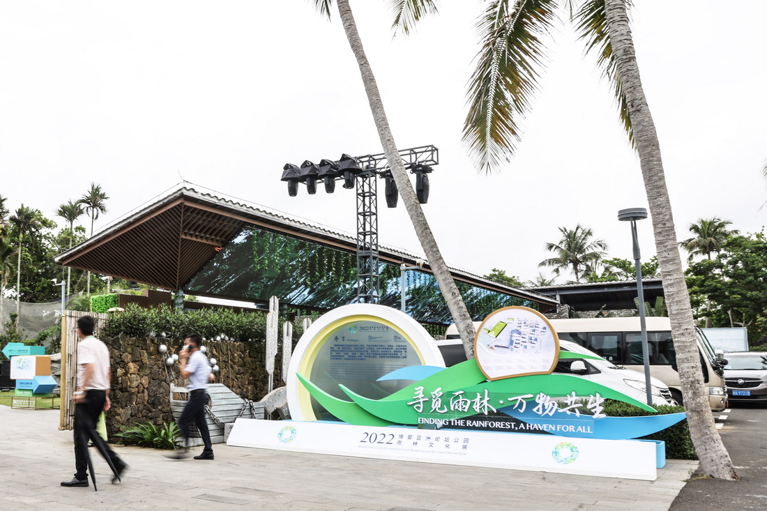 4月21日，观众在“寻觅雨林・万物共生”热带雨林文化展上参观。新华社记者 张丽芸 摄