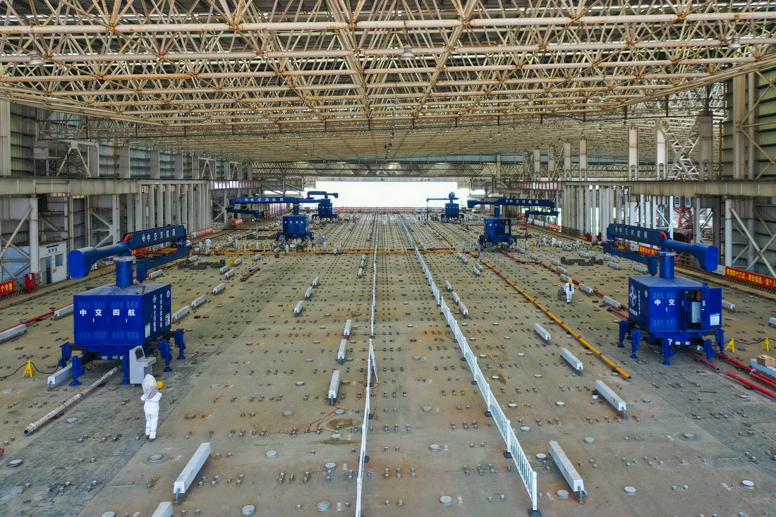 深中通道E20管節在中交四航局牛頭島沉管智慧工廠進行澆筑（無人機照片，4月24日攝）。