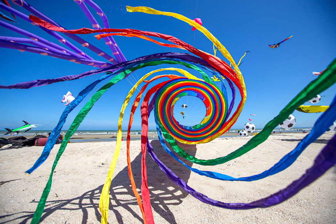 這是4月23日在泰國碧武裡府七岩海灘拍攝的各式大型風箏。