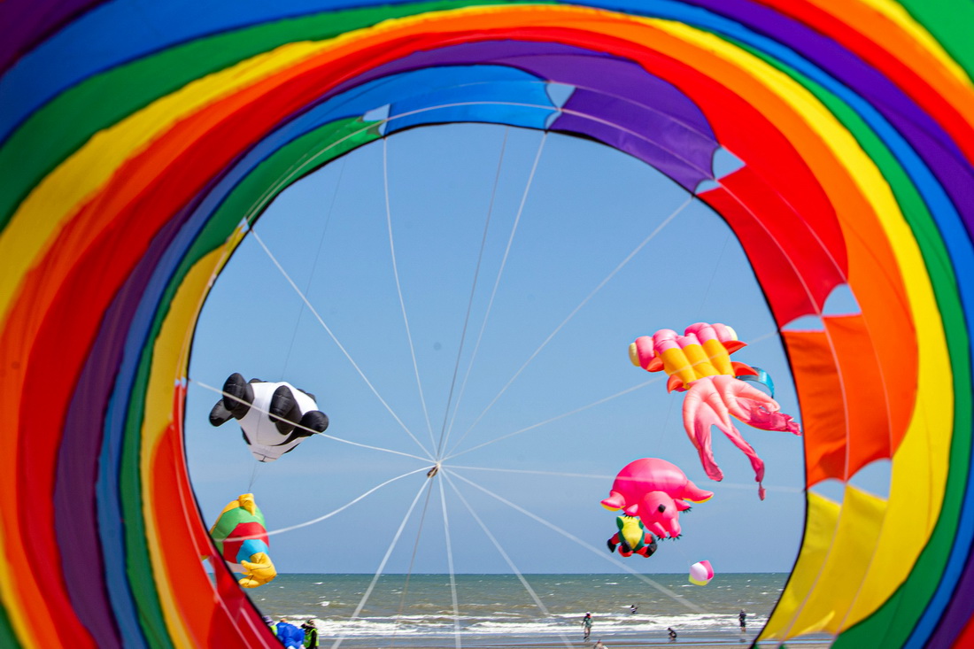 這是4月23日在泰國碧武裡府七岩海灘拍攝的各式大型風箏。