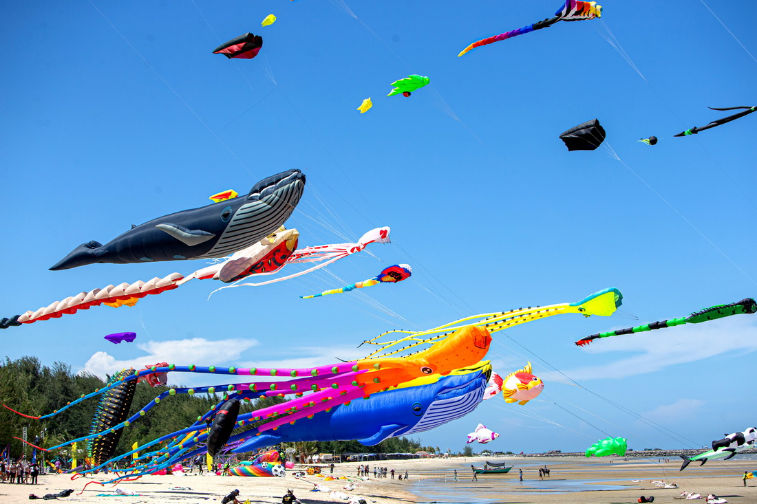 这是4月23日在泰国碧武里府七岩海滩拍摄的各式大型风筝。