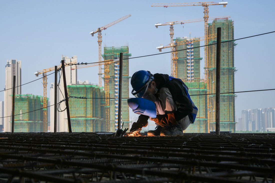 4月24日，中建三局一公司的工程人員在項目現場施工建設。