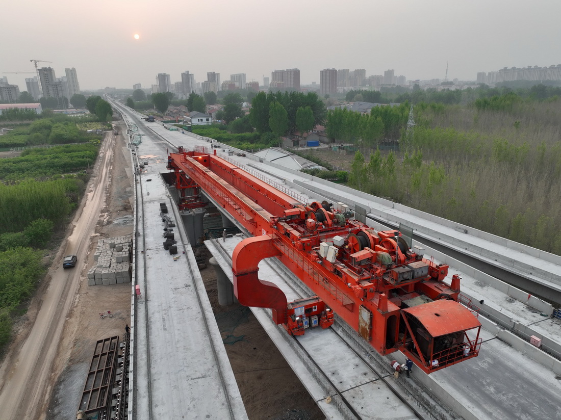 4月24日，中鐵十二局集團的工人在津興鐵路永清南站橋梁架設現場施工（無人機照片）。