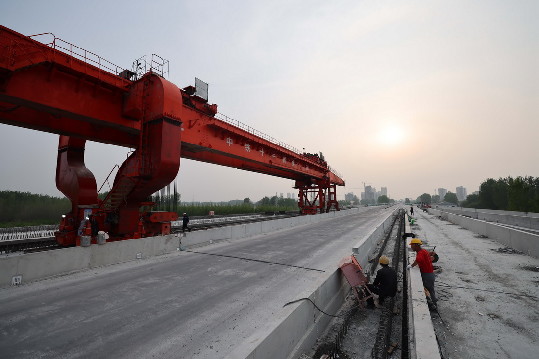 4月24日，中铁十二局集团的工人在津兴铁路永清南站桥梁架设现场施工。