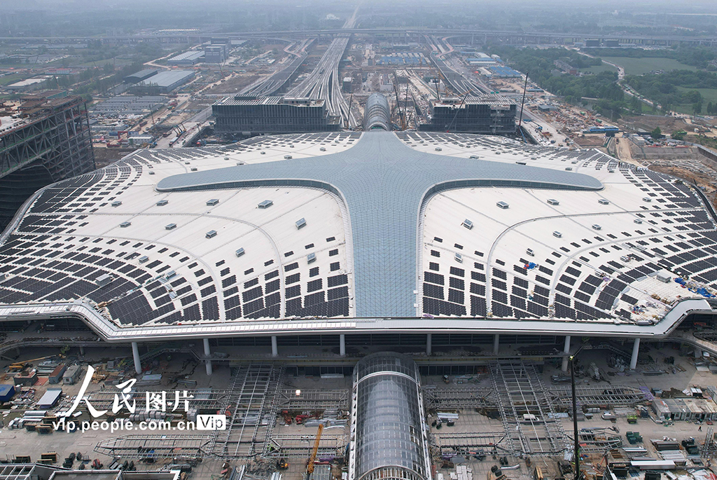 2022年4月25日，从空中俯瞰由浙江省交通集团投资的杭州西站枢纽屋顶正在铺设单晶硅光伏组件。
