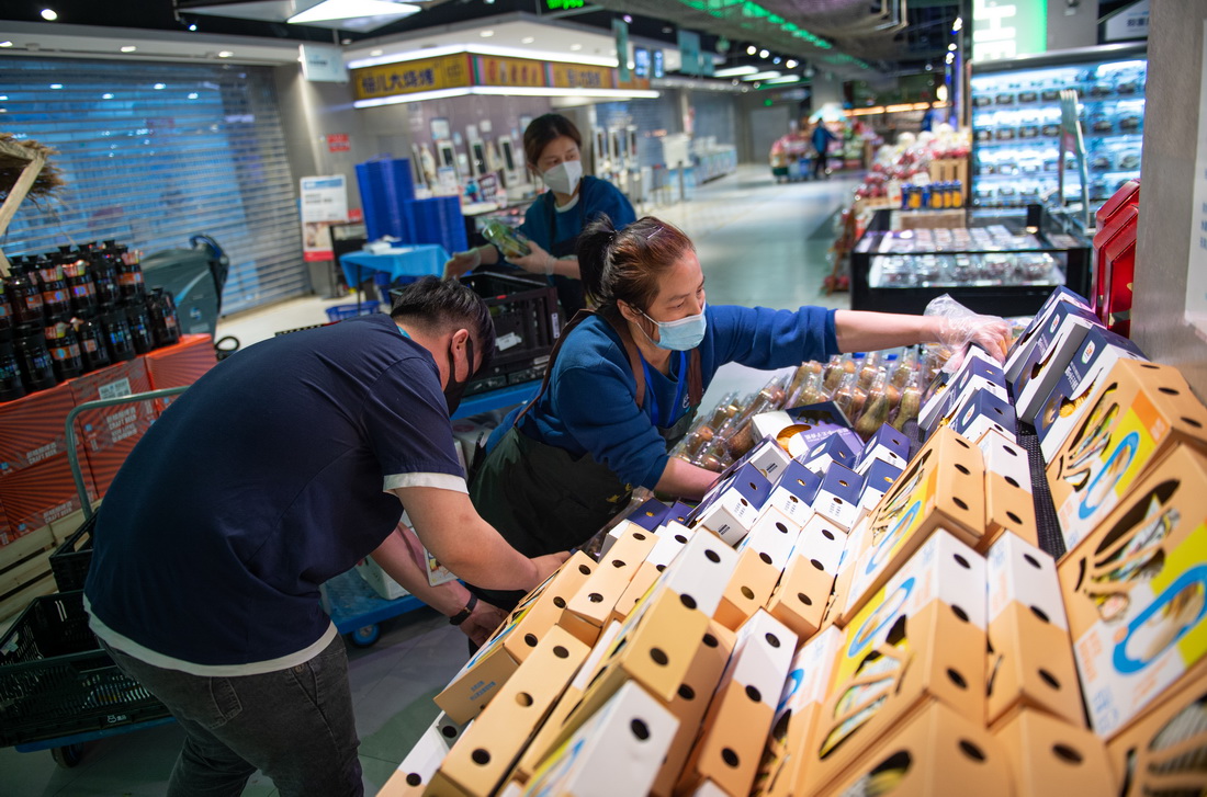 4月26日，在位于北京市朝阳区十里堡的盒马鲜生超市，员工在开店营业前上货。新华社记者 陈钟昊 摄