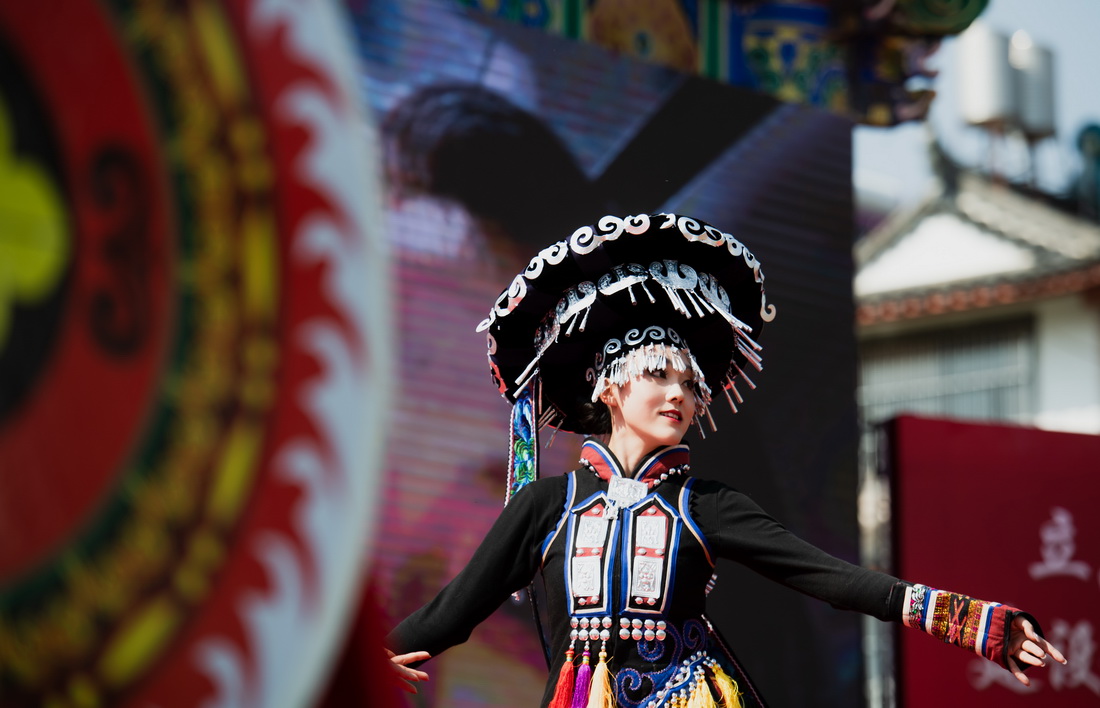 4月27日，雲南楚雄牟定縣群眾在“三月會”上表演舞蹈。