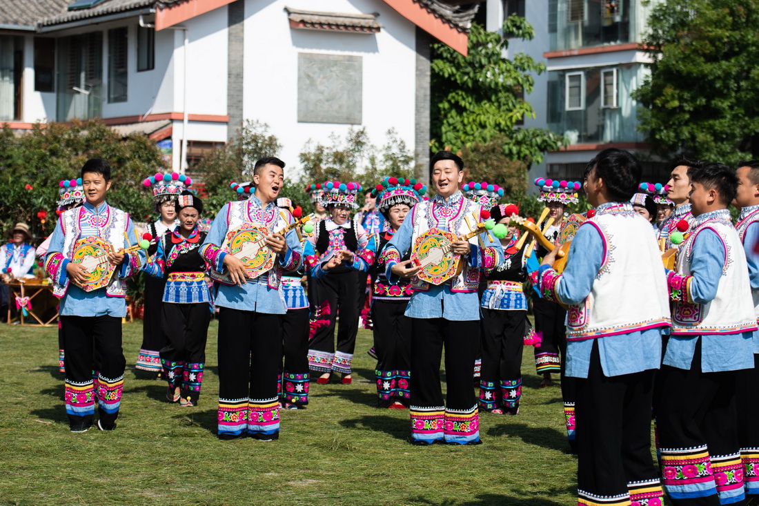 4月27日，雲南楚雄牟定縣群眾在“三月會”上彈奏龍頭四弦琴。