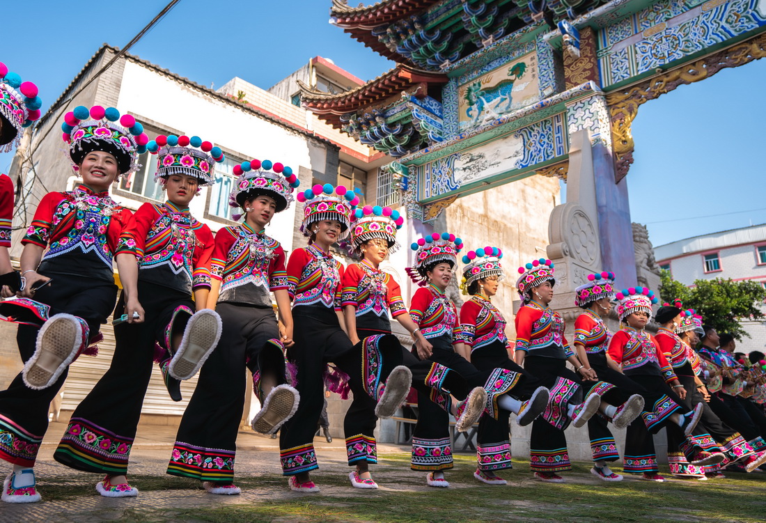 4月27日，雲南楚雄牟定縣群眾在“三月會”上表演左腳舞。