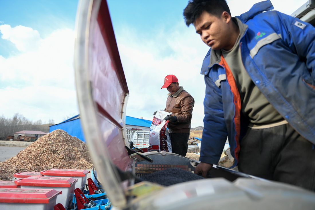 4月27日，内蒙古自治区呼伦贝尔市扎兰屯市尖山子村村民在检查播种机。
