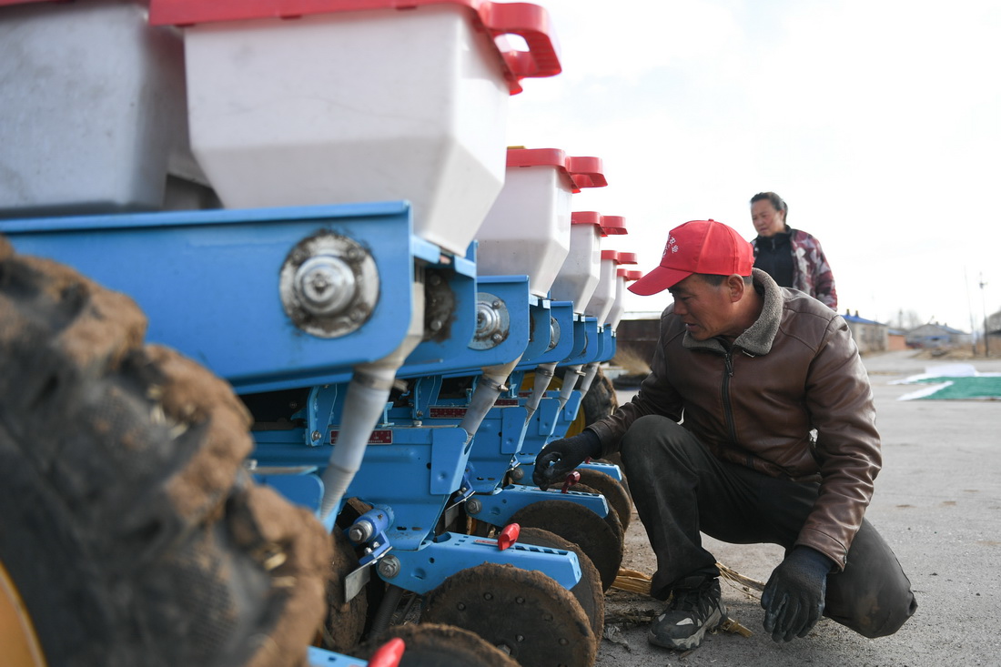 4月27日，内蒙古自治区呼伦贝尔市扎兰屯市尖山子村村民在检查播种机车轮。