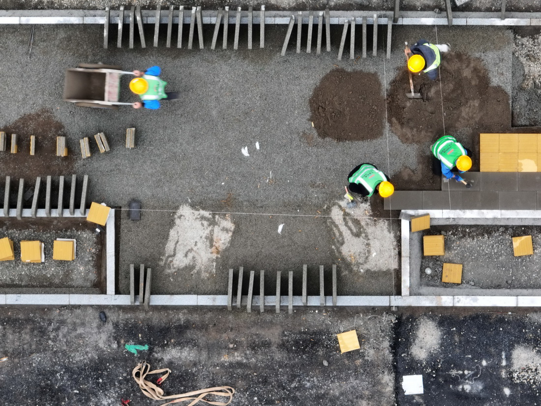 4月28日，中鐵十一局的工人在雄安新區容西片區奧威路施工（無人機照片）。