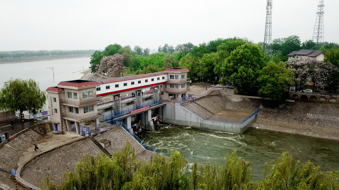 4月28日，山東省德州市四女寺樞紐南運河節制閘開啟，對京杭大運河全線貫通補水（無人機照片）。