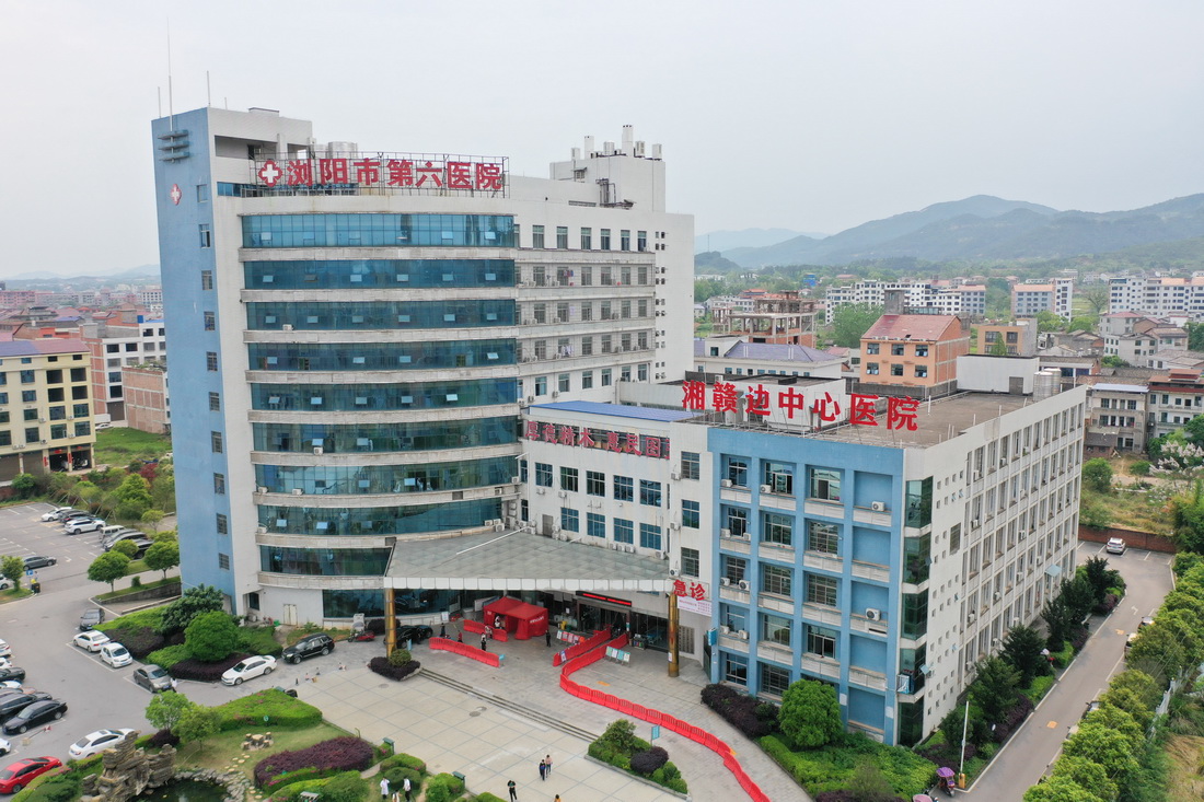 這是4月12日在湖南長沙瀏陽市大瑤鎮拍攝的瀏陽市第六醫院（無人機照片）。江西患者在此就醫后可直接辦理異地醫保結算。新華社記者 薛宇舸 攝