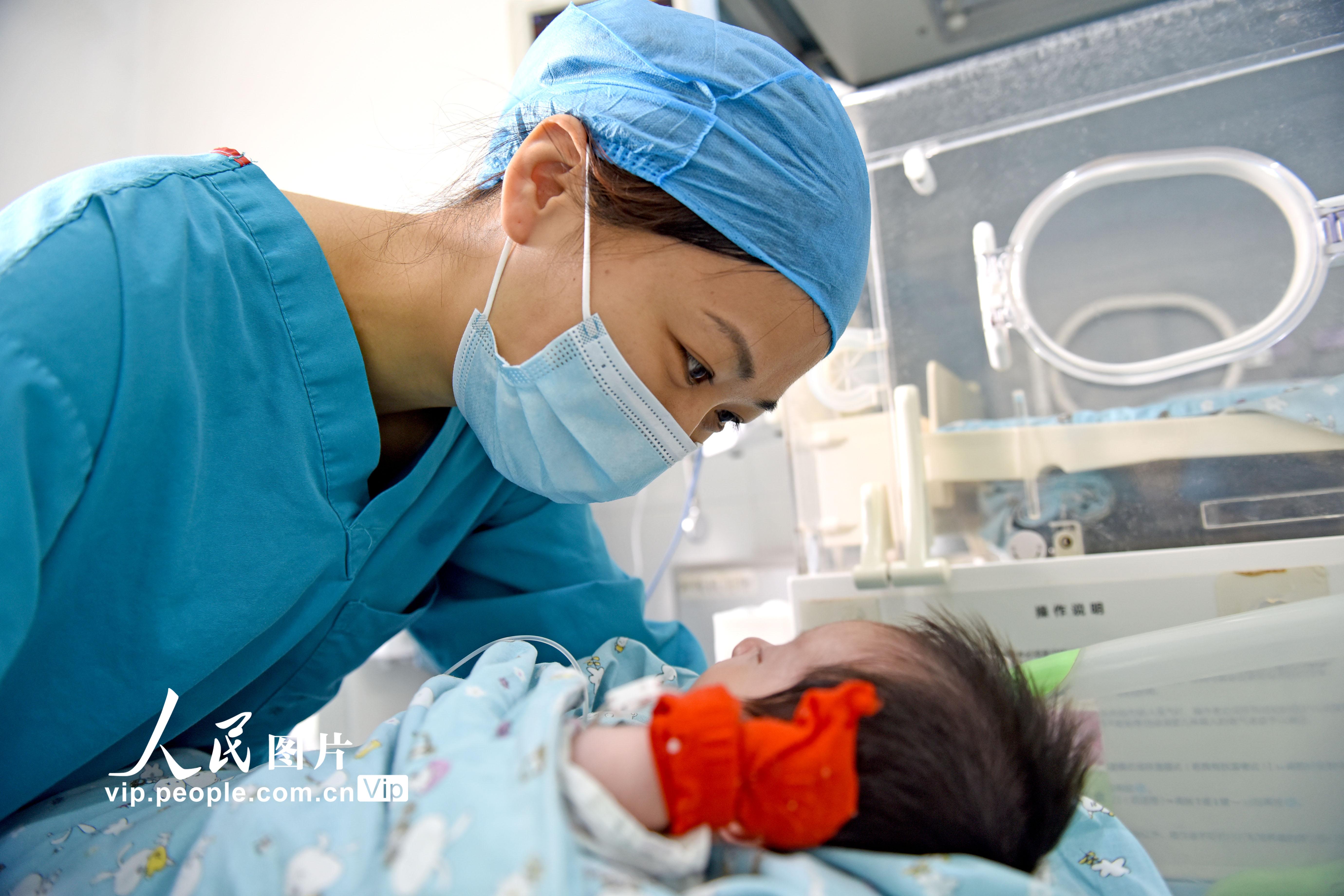 安徽淮南：新生儿科里的“临时妈妈”