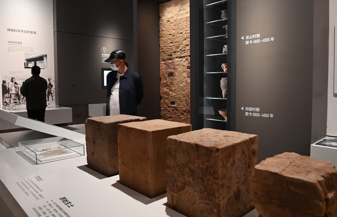 4月28日，游客在陝西考古博物館內參觀。