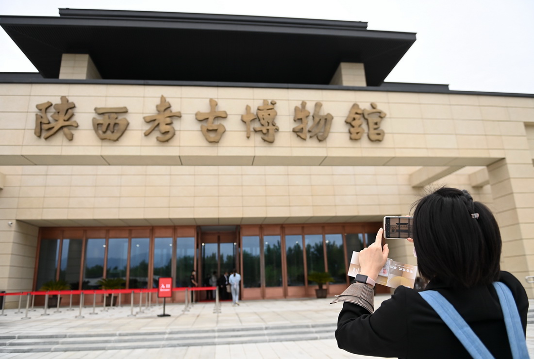 4月28日，游客在陝西考古博物館外拍照留念。