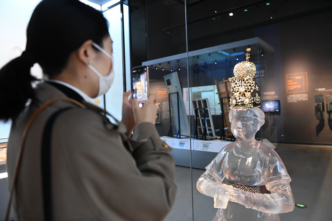 4月28日，游客在陝西考古博物館內拍攝唐代李倕冠飾。