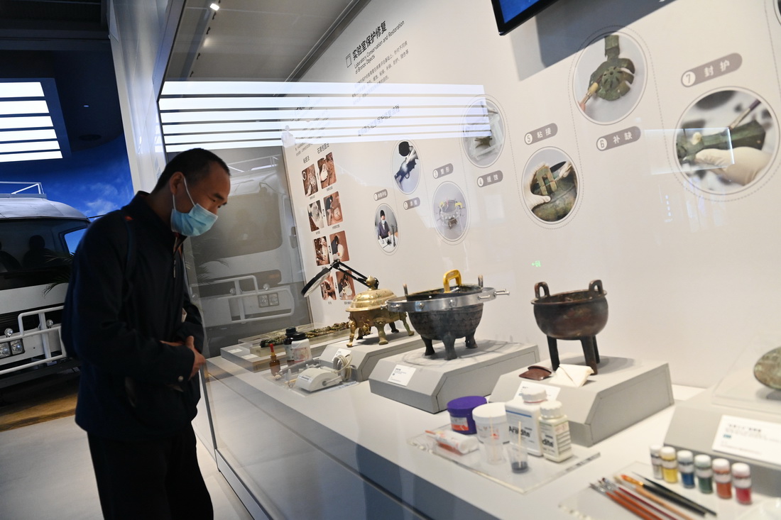 4月28日，游客在陝西考古博物館內了解文物的實驗室保護修復。
