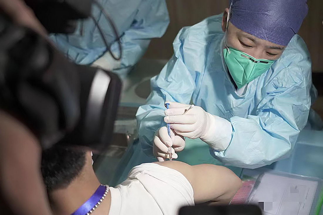 5月1日，一名臨床試驗志願者在杭州注射奧密克戎變異株新冠病毒滅活疫苗。