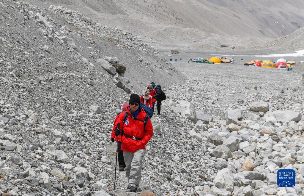 朱彤和科研人员在珠峰登山大本营和绒布冰川间徒步穿梭（5月1日摄）。新华社记者 姜帆 摄