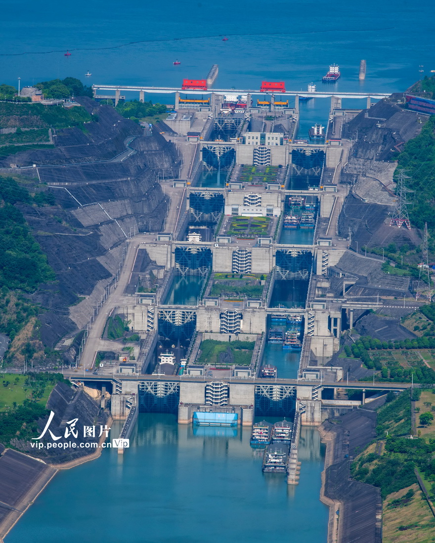 2022年5月2日，湖北省宜昌市夷陵區境內，船舶依次通過長江三峽樞紐工程船閘。