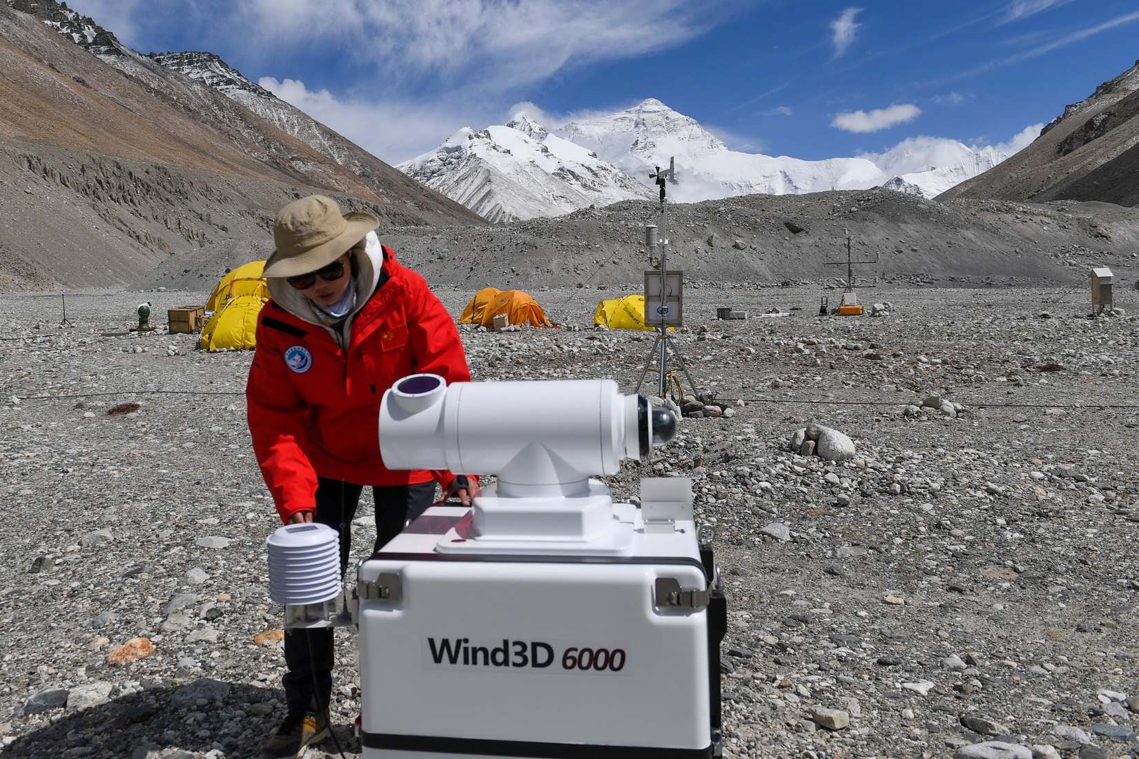 在珠峰登山大本營，科研人員檢查測風雷達（5月2日攝）。新華社記者 姜帆 攝