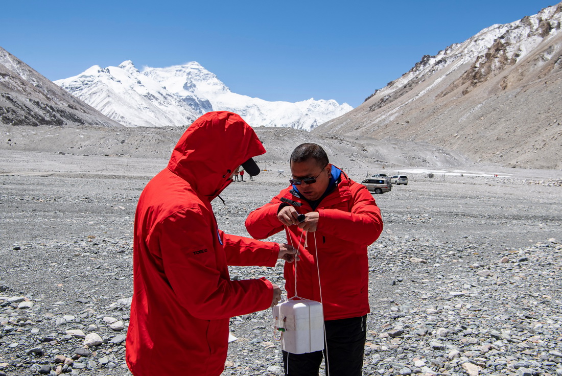 在珠峰登山大本营，科研人员在准备挂载在探空气球上的常规气象探空仪和臭氧探空仪（5月3日摄）。新华社记者 孙非 摄