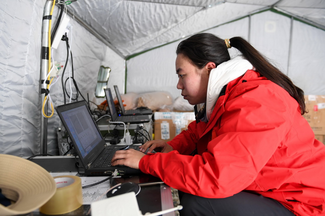 在珠峰登山大本營，科研人員查看數據（5月2日攝）。新華社記者 姜帆 攝
