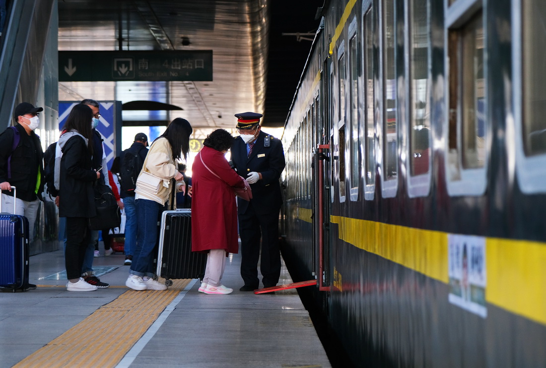 5月1日，旅客正在有序乘車。