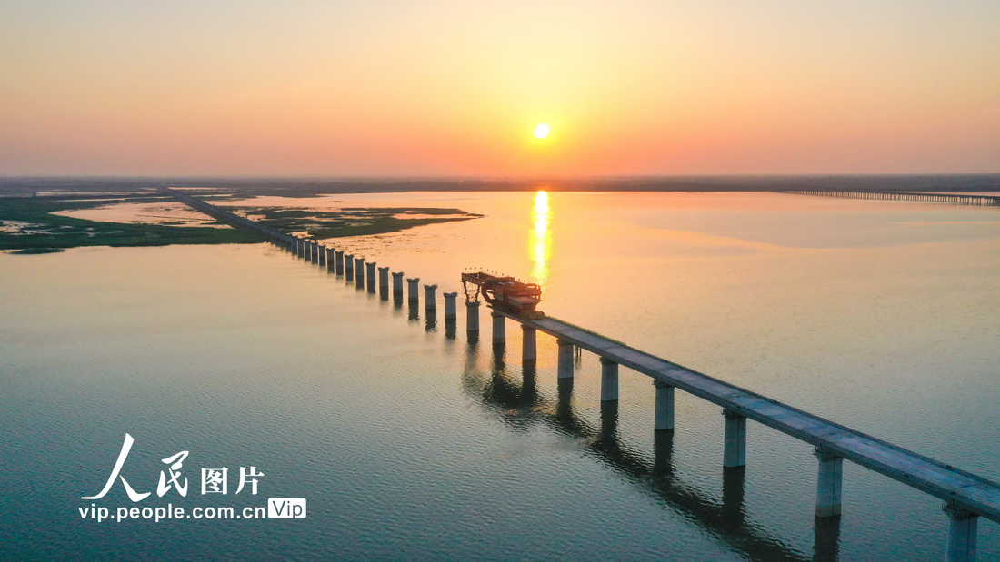 2022年5月3日，建设者正在昌景黄高铁金溪湖特大桥上进行铺架作业。 