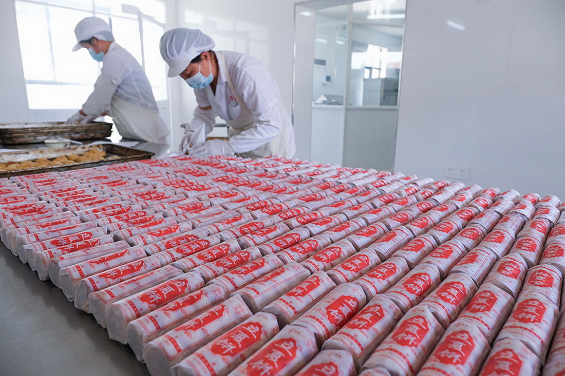 5月3日，工作人员在塘栖镇一传统糕点厂内制作“立夏饼”。