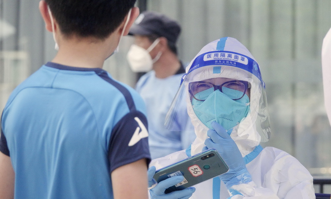 5月4日，北京朝阳区八里庄街道的青年志愿者为市民做核酸检测前的登记。