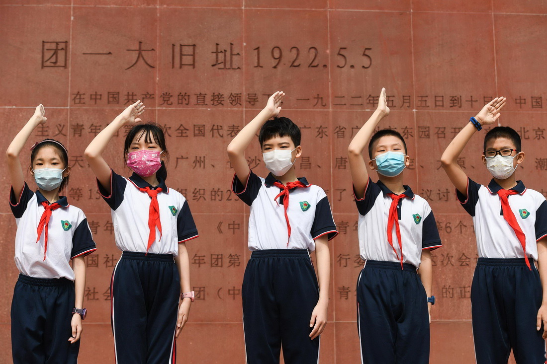 5��4�գ����ȶ�Ա����һ��㳡���к�ɫ�򿨡�