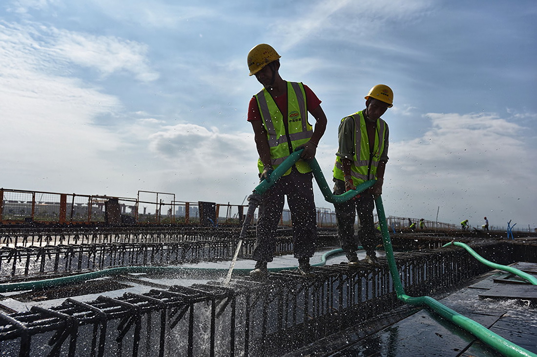 5月5日，工人在珠海鶴港高速公路二期工程高欄港樞紐立交橋清洗模板底板。