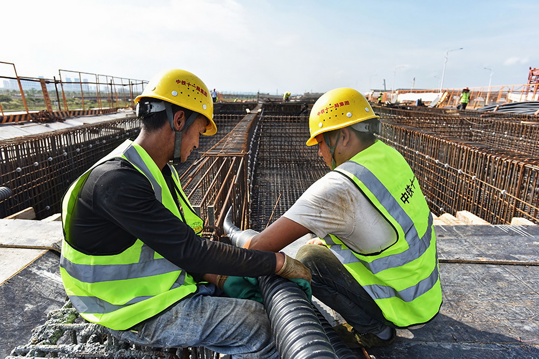 5月5日，工人在珠海鶴港高速公路二期工程高欄港樞紐立交橋穿波紋管。