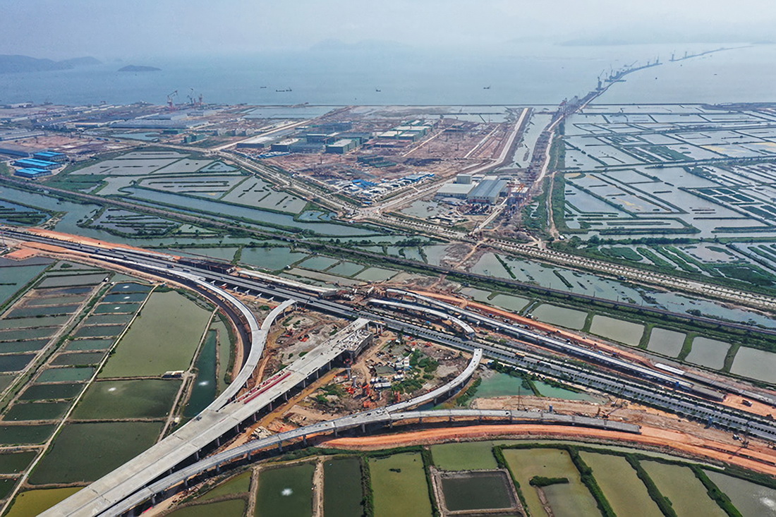 5月5日拍摄的珠海鹤港高速公路二期工程高栏港枢纽立交桥建设现场（无人机照片）。 