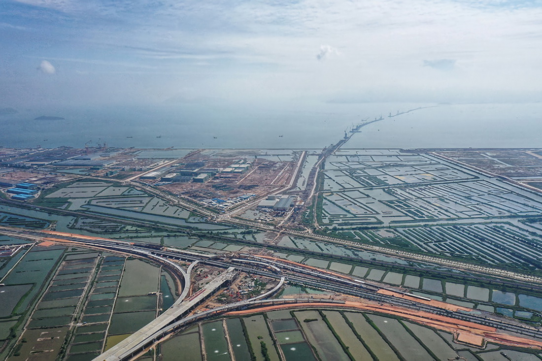 5月5日拍攝的珠海鶴港高速公路二期工程高欄港樞紐立交橋建設現場（無人機照片）。