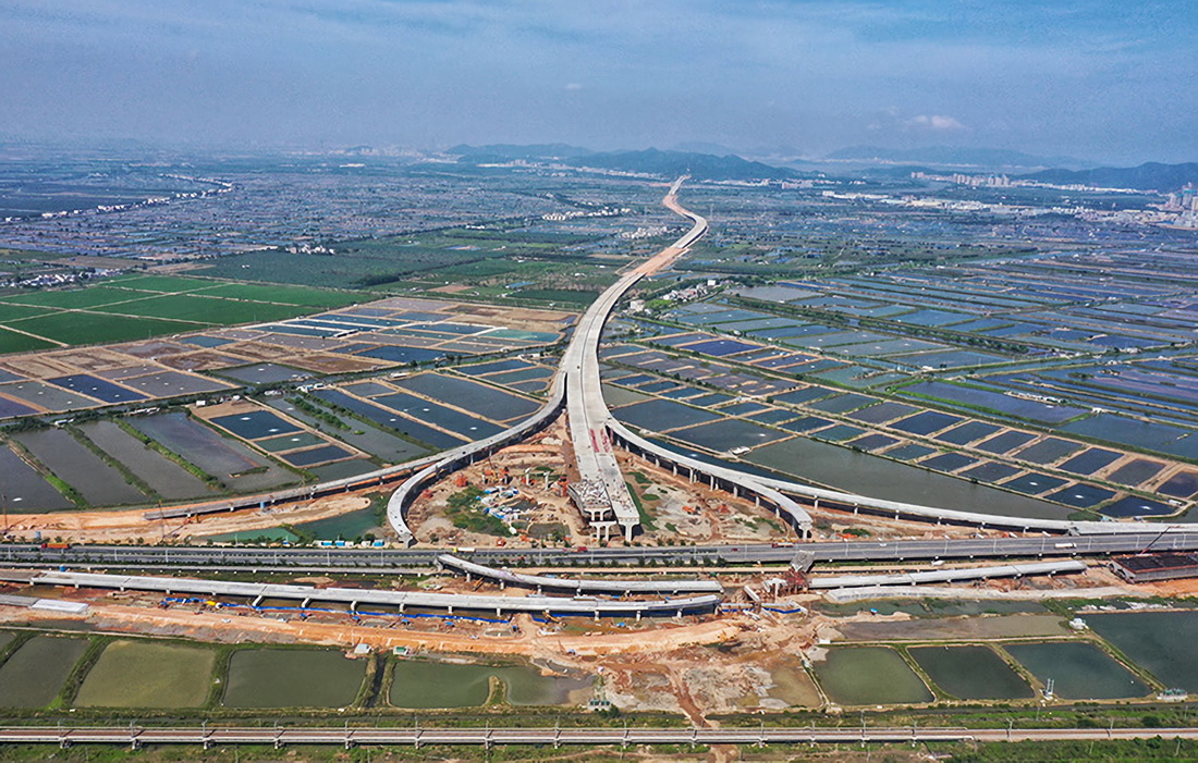 5月5日拍攝的珠海鶴港高速公路二期工程高欄港樞紐立交橋建設現場（無人機照片）。_