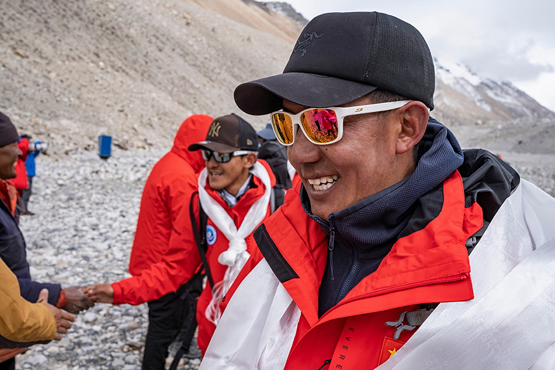 珠峰科考登頂工作小組組長德慶歐珠返回大本營（5月5日攝）。新華社記者 孫非 攝