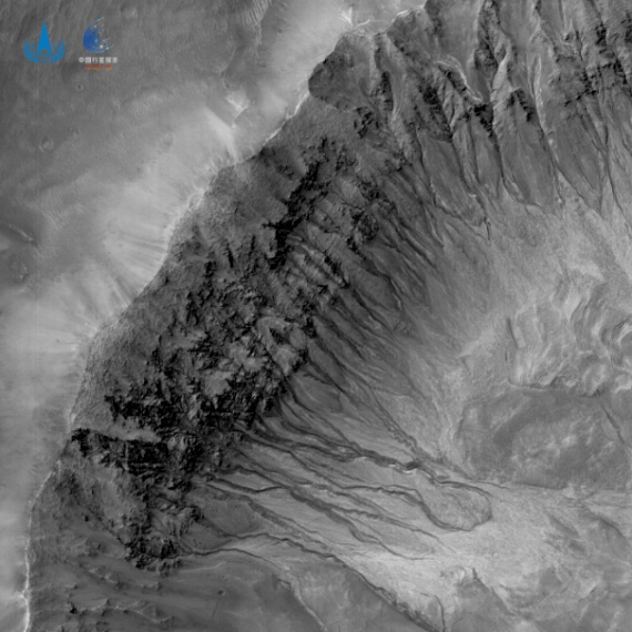 2022年4月17日，高分辨率相机拍摄的火星特里奥莱环形坑坑壁的“季节性斜坡纹”。（图片来源：国家航天局）
