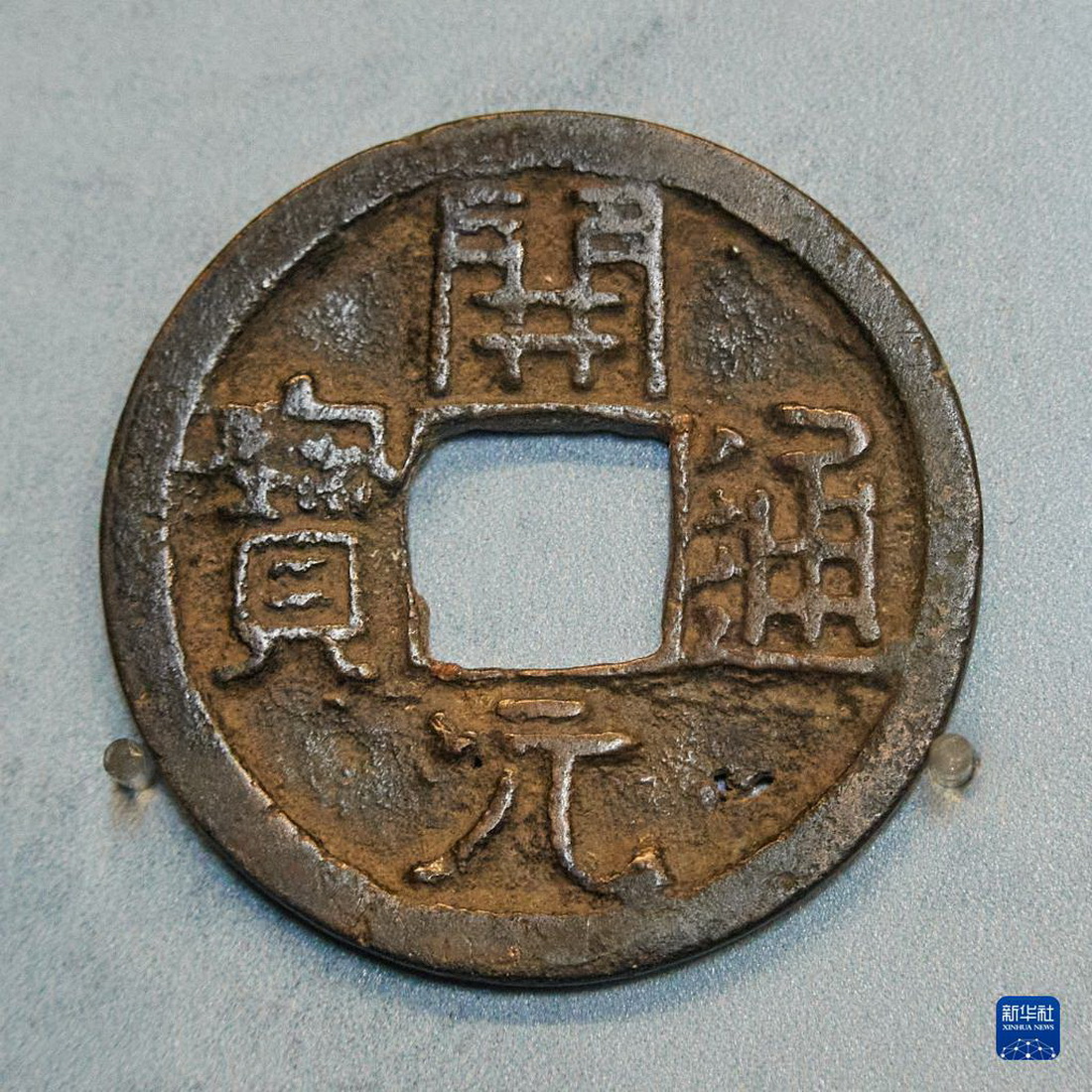 这是5月5日在奥地利维也纳艺术史博物馆“80枚硬币环游世界”硬币展上拍摄的中国唐代硬币。