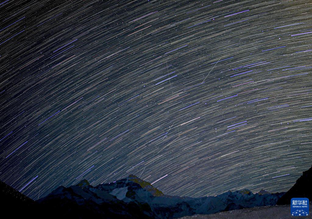 这是5月4日凌晨在珠峰大本营拍摄的星轨（合成照片）。新华社记者 姜帆 摄