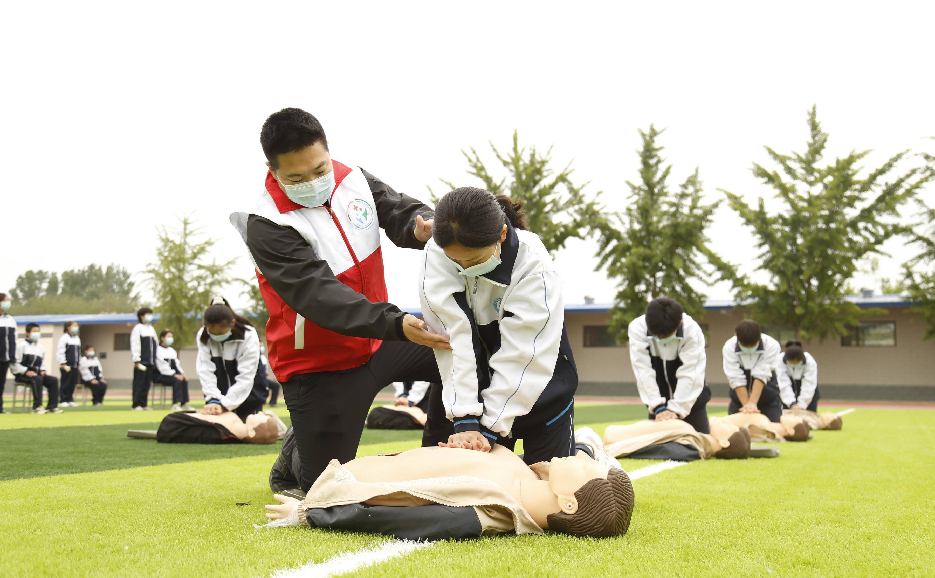 5月7日，河北省邢台市襄都区红十字会应急救护讲师在指导学生学习心肺复苏知识。新华社发（张驰 摄）