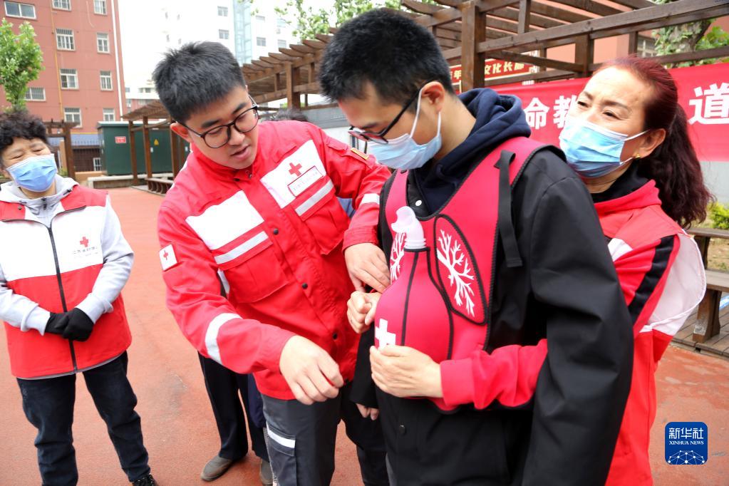 5月7日，江苏省连云港市连云区红十字会的志愿者在教社区居民应急救护常识。新华社发（王春摄）