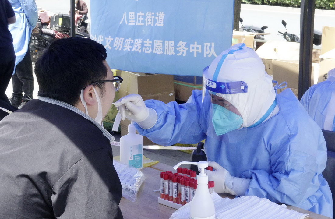 5月7日，北京市朝阳区的居民参加核酸采样。新华社记者 李欣 摄