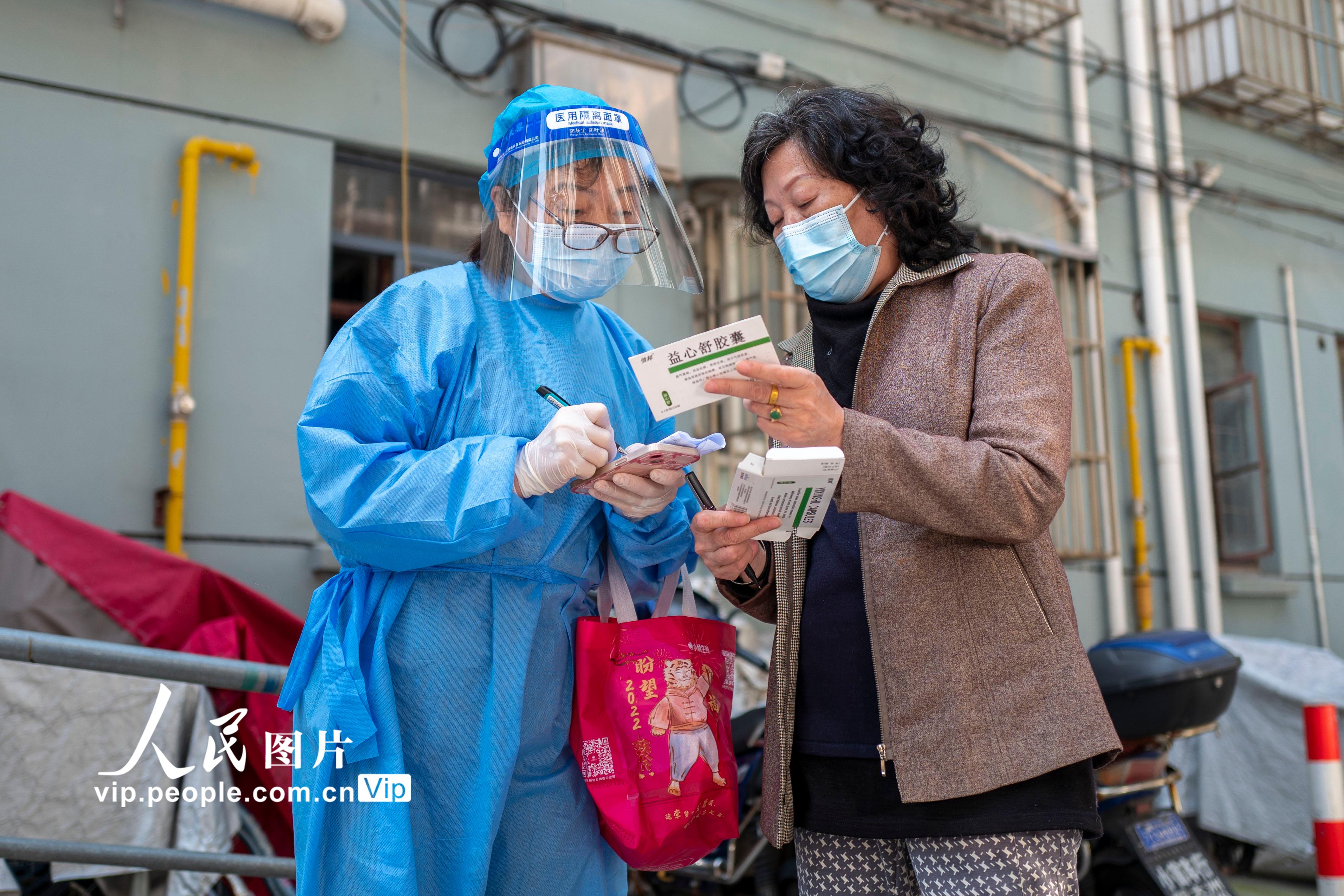 2022年5月8日，上海市宝山区淞南四村，社区志愿者正在核对居民用药需求。