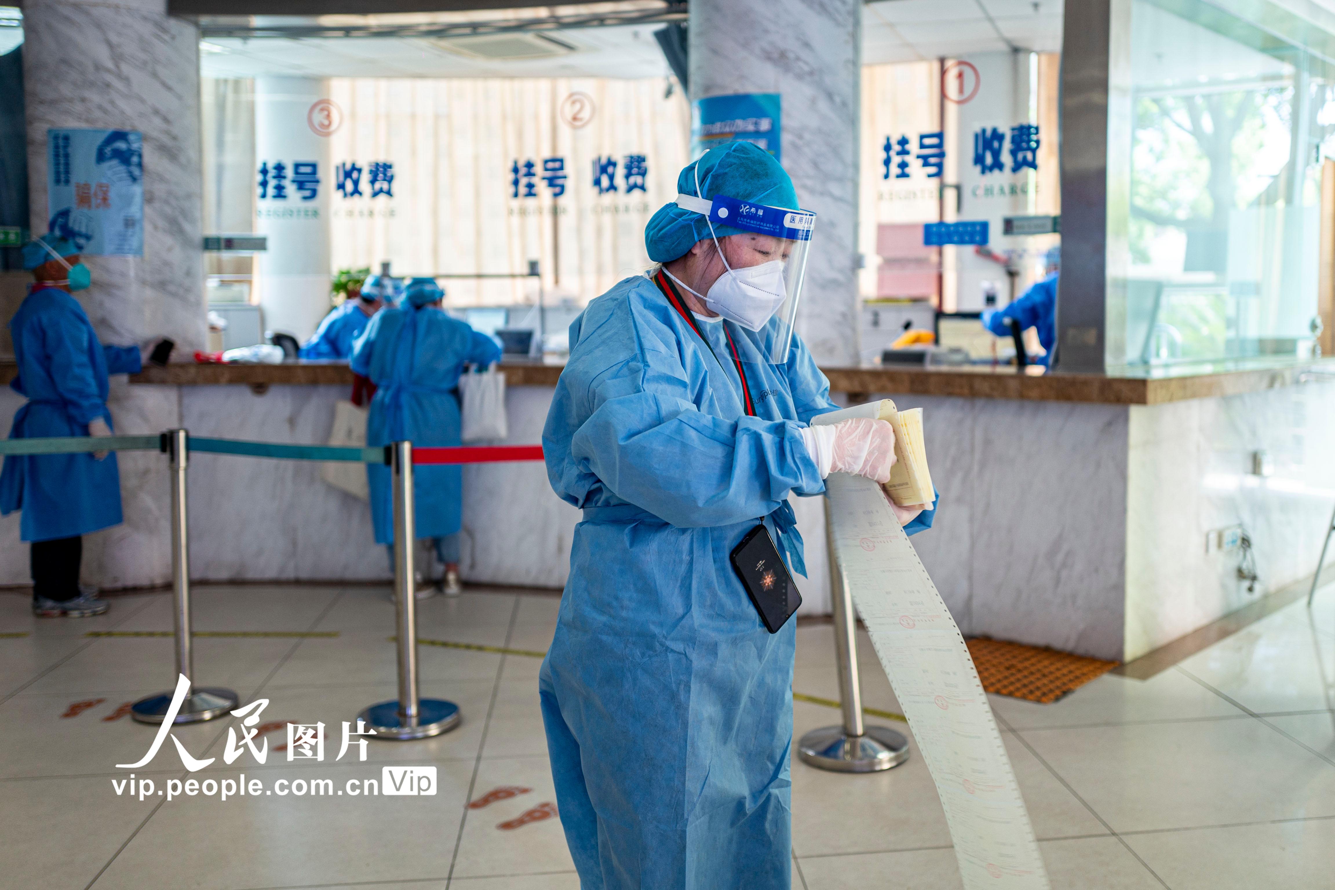 2022年5月8日，上海市寶山區淞南鎮社區衛生服務中心，社區志願者正在整理挂號單。